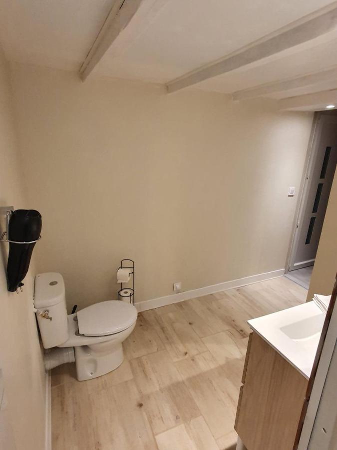 Logement Chaleureux Avec Parking Gratuit Oyre Ngoại thất bức ảnh