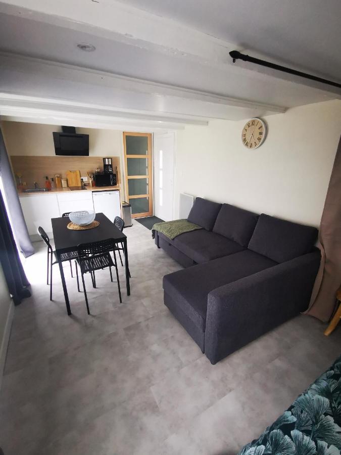 Logement Chaleureux Avec Parking Gratuit Oyre Ngoại thất bức ảnh
