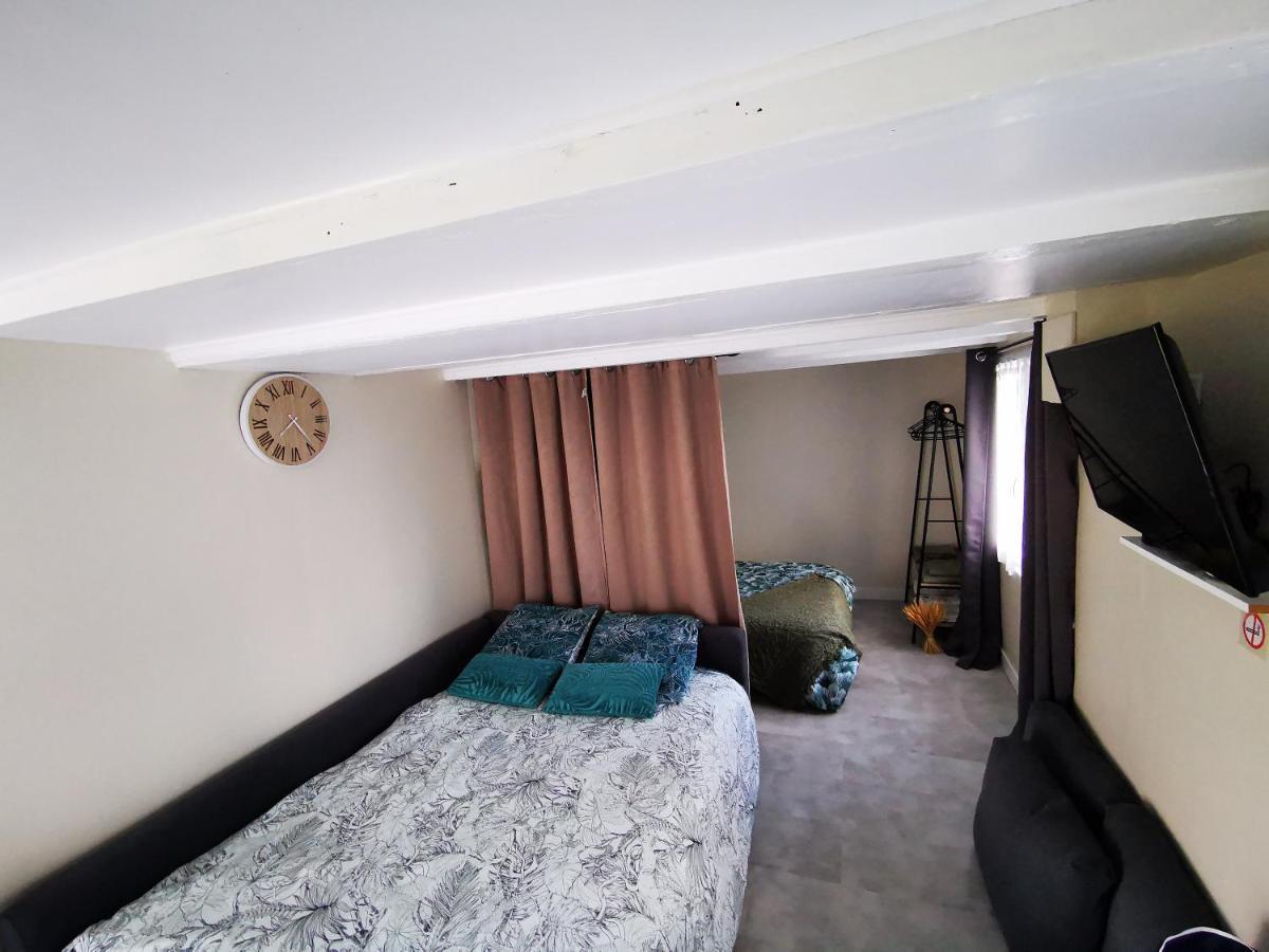 Logement Chaleureux Avec Parking Gratuit Oyre Ngoại thất bức ảnh